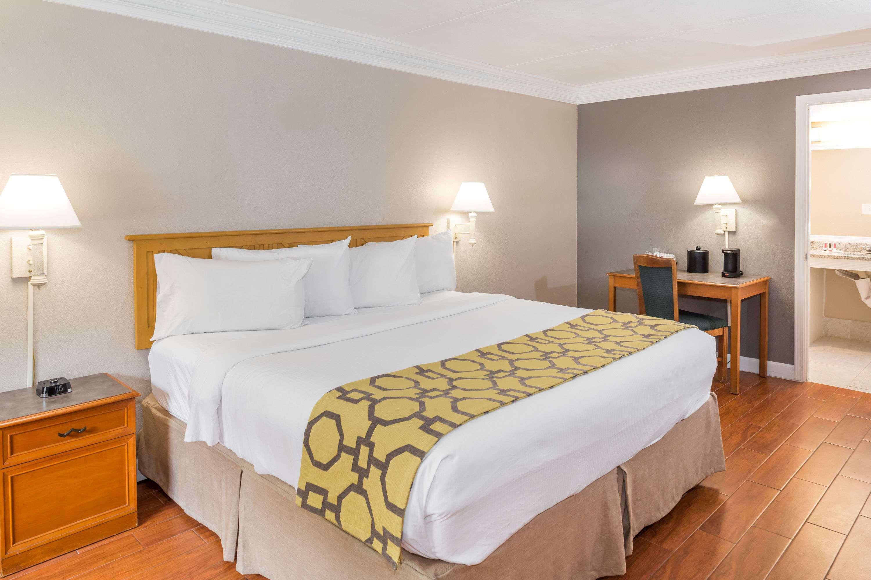 Casa Bella Inn & Suites Extended Stay Tallahassee Eksteriør bilde